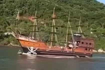 sc:-casal-e-atingido-por-barco-pirata-ao-namorar-em-jet-ski.-video