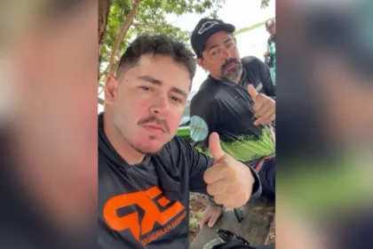 influenciador-‘ce-pita’-e-youtuber-encontram-jacare-durante-travessia-no-rio-araguaia-em-colchoes-inflaveis