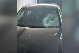 mulher-risca-lataria-e-joga-agua-sanitaria-em-bmw-apos-descobrir-suposta-traicao-em-rio-verde