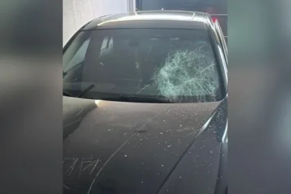 mulher-risca-lataria-e-joga-agua-sanitaria-em-bmw-apos-descobrir-suposta-traicao-em-rio-verde