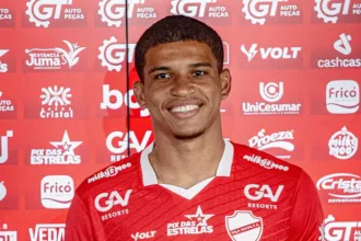 apos-carreira-no-exterior,-caio-marcelo-chega-ao-vila-nova-para-primeira-experiencia-profissional-no-brasil