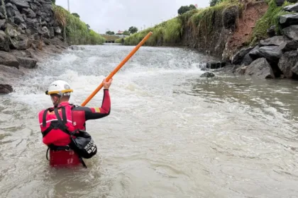 duas-pessoas-sao-atingidas-e-arrastadas-por-cabeca-d’agua-na-marginal-botafogo;-mulher-esta-desaparecida