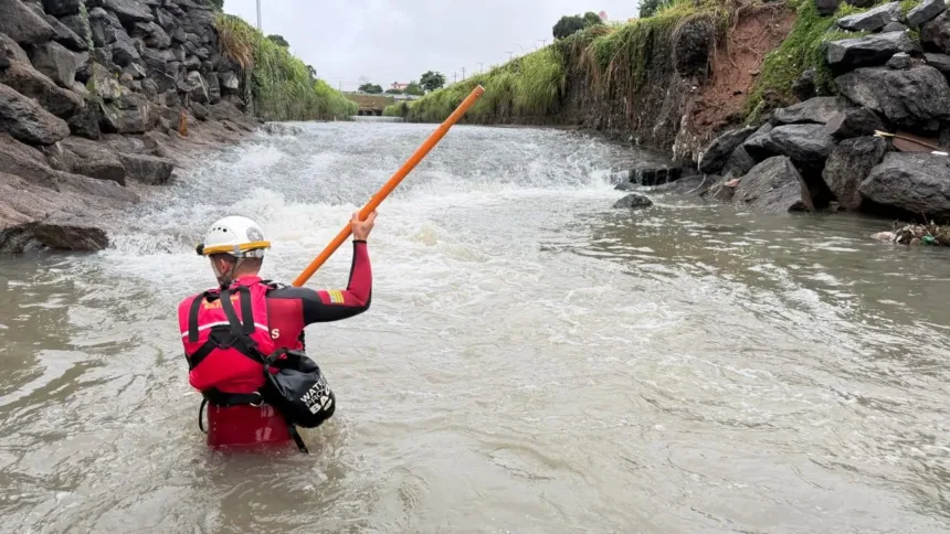 duas-pessoas-sao-atingidas-e-arrastadas-por-cabeca-d’agua-na-marginal-botafogo;-mulher-esta-desaparecida