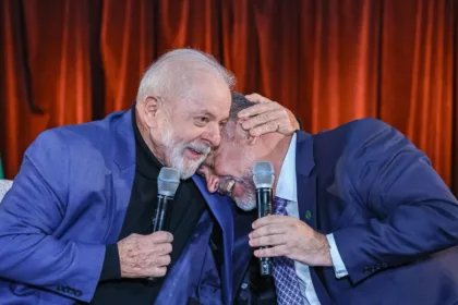 lula-parabeniza-paulo-pimenta-por-aniversario:-“tudo-para-ser-senador”