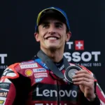 em-clima-descontraido,-heptacampeao-da-motogp,-marc-marquez-tenta-tocar-berrante-antes-da-prova-em-goiania