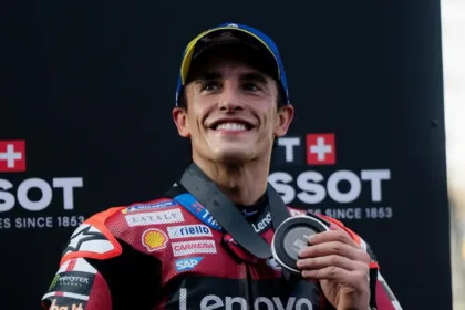 em-clima-descontraido,-heptacampeao-da-motogp,-marc-marquez-tenta-tocar-berrante-antes-da-prova-em-goiania