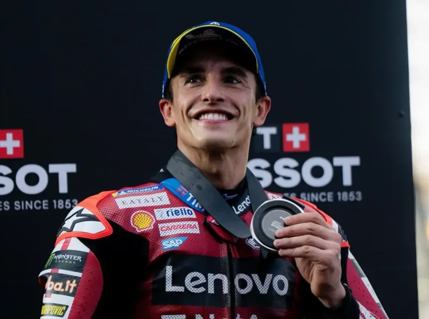 em-clima-descontraido,-heptacampeao-da-motogp,-marc-marquez-tenta-tocar-berrante-antes-da-prova-em-goiania