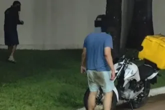 ‘vem-na-mao’:-entregador-apanha-apos-se-recusar-a-dar-carona-para-morador-em-condominio-de-goiania;-video