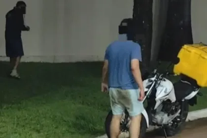 ‘vem-na-mao’:-entregador-apanha-apos-se-recusar-a-dar-carona-para-morador-em-condominio-de-goiania;-video