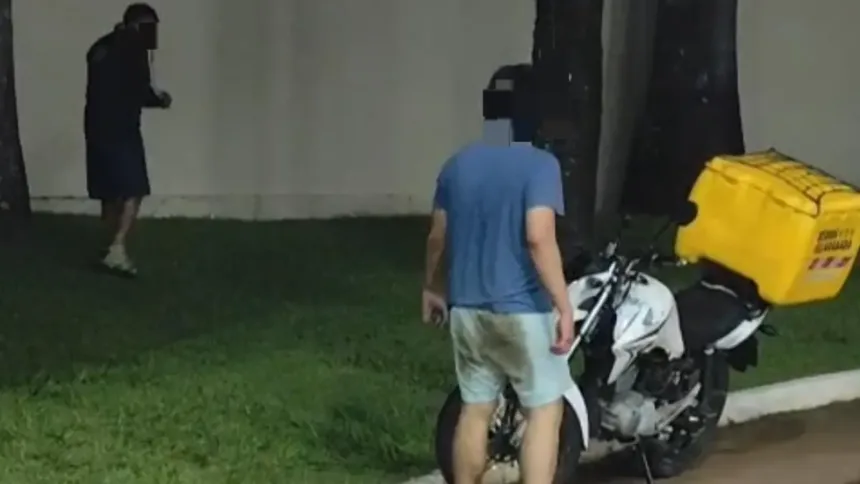 ‘vem-na-mao’:-entregador-apanha-apos-se-recusar-a-dar-carona-para-morador-em-condominio-de-goiania;-video