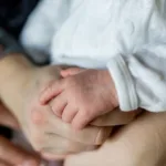 bebe-que-passou-por-cirurgia-intrauterina-em-goiania-aguarda-vaga-em-fila-que-‘anda-para-tras’