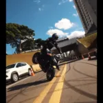 motogp:-piloto-americano-faz-“grau”-na-avenida-85-durante-acao-promocional-em-goiania