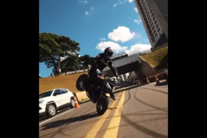 motogp:-piloto-americano-faz-“grau”-na-avenida-85-durante-acao-promocional-em-goiania