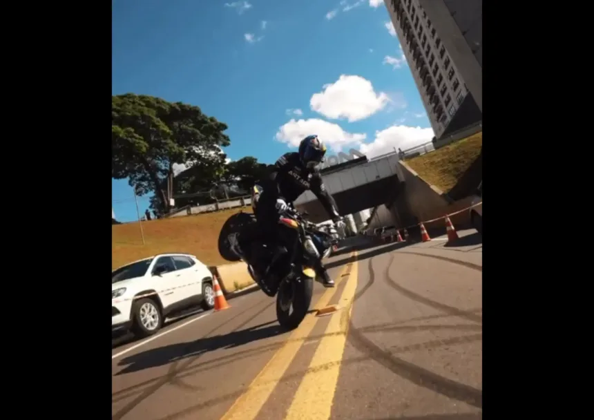 motogp:-piloto-americano-faz-“grau”-na-avenida-85-durante-acao-promocional-em-goiania