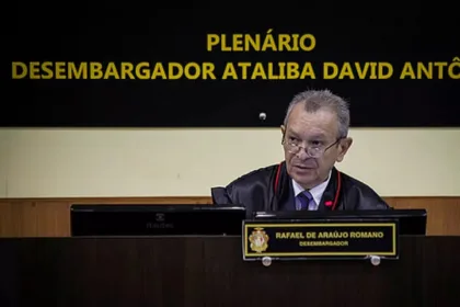 desembargador-condenado-por-estuprar-a-neta-se-entrega-a-policia