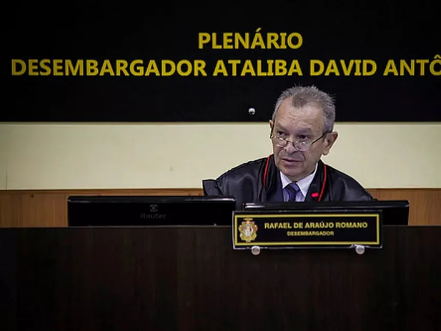 desembargador-condenado-por-estuprar-a-neta-se-entrega-a-policia