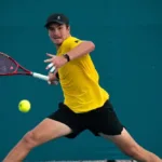 joao-fonseca-busca-ser-o-terceiro-brasileiro-na-historia-a-vencer-o-numero-1-do-ranking