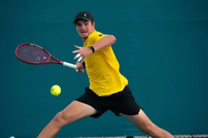 joao-fonseca-busca-ser-o-terceiro-brasileiro-na-historia-a-vencer-o-numero-1-do-ranking