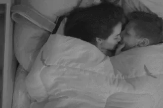 jordana-e-jonas-voltam-a-se-beijar,-e-clima-esquenta-embaixo-do-edredom-–-uol