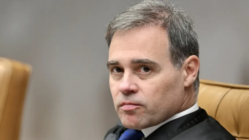 voo-com-andre-mendonca-e-fux-e-cancelado-para-inspecao-de-dano-em-aviao