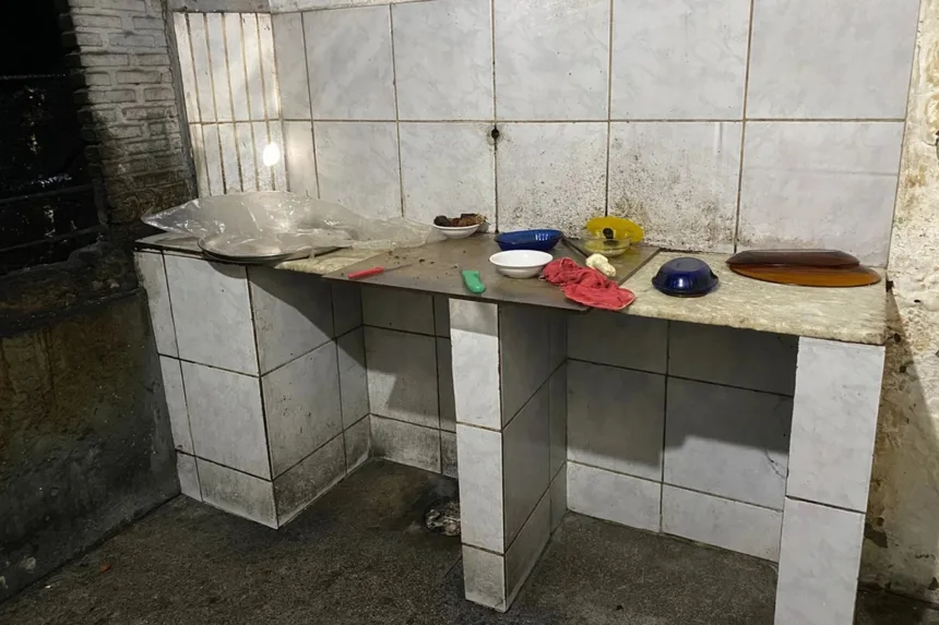 lanchonete-de-posto-e-interditada-apos-flagrante-de-sujeira-na-bahia