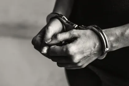 mulher-e-presa-em-goiania-apos-ser-confundida-com-irma-gemea-condenada,-diz-defesa