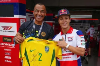 cafu-e-diogo-moreira-se-encontram-em-goiania-e-trocam-presentes-na-motogp