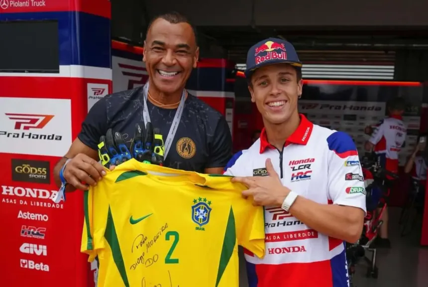 cafu-e-diogo-moreira-se-encontram-em-goiania-e-trocam-presentes-na-motogp
