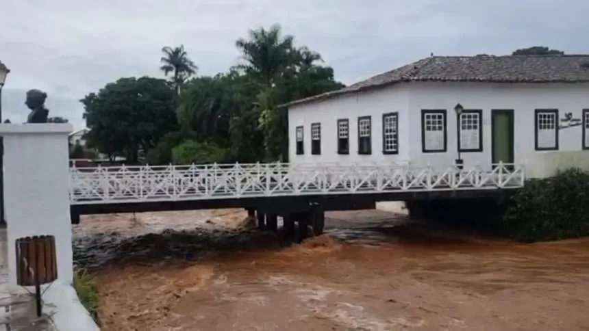 rio-vermelho-registra-nova-cheia-e-nivel-da-agua-chega-a-quase-tres-metros-na-cidade-de-goias