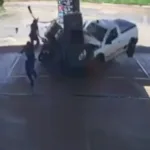 adolescentes-invadem-posto-com-carro-e-derrubam-bomba-de-combustivel-em-anapolis