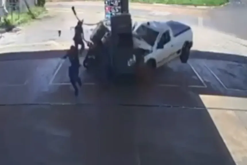 adolescentes-invadem-posto-com-carro-e-derrubam-bomba-de-combustivel-em-anapolis