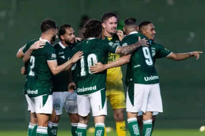 com-dois-gols-de-penalti-e-um-de-gege,-goias-vence-na-estreia-da-serie-b-e-mantem-invencibilidade-em-2026
