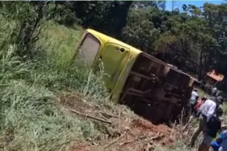 onibus-cai-de-ribanceira-em-abadia-de-goias;-ha-feridos