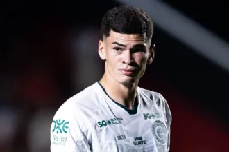 botafogo-se-aproxima-de-acerto-com-zagueiro-do-goias,-revela-diretor-do-clube-carioca