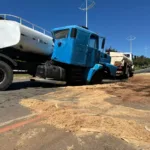 caminhao-fica-atravessado-na-pista,-derrama-diesel-e-provoca-interdicao-de-avenida-em-senador-canedo