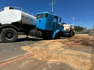caminhao-fica-atravessado-na-pista,-derrama-diesel-e-provoca-interdicao-de-avenida-em-senador-canedo