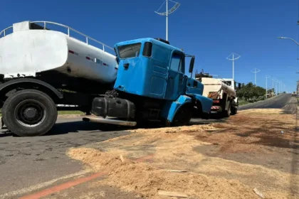 caminhao-fica-atravessado-na-pista,-derrama-diesel-e-provoca-interdicao-de-avenida-em-senador-canedo