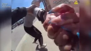 video:-mulher-e-presa-apos-agredir-gravida,-atacar-idosa-e-morder-policial