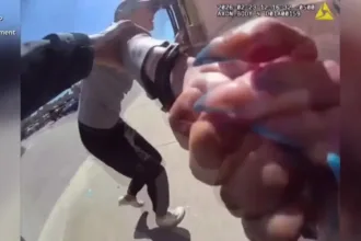 video:-mulher-e-presa-apos-agredir-gravida,-atacar-idosa-e-morder-policial