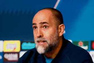 tecnico-do-tottenham-e-avisado-da-morte-de-seu-pai-logo-apos-derrota-na-premier-league