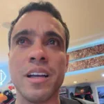 vencedor-do-premio-puskas-de-2015-se-emociona-ao-dar-camisa-do-flamengo-ao-filho-e-lembrar-de-infancia-dificil