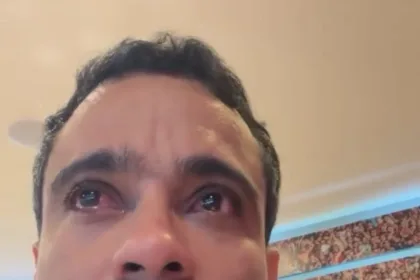 vencedor-do-premio-puskas-de-2015-se-emociona-ao-dar-camisa-do-flamengo-ao-filho-e-lembrar-de-infancia-dificil