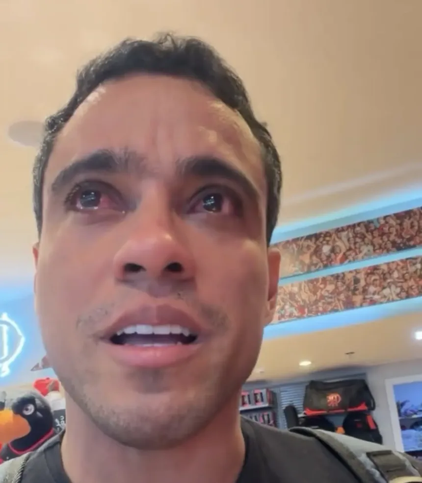 vencedor-do-premio-puskas-de-2015-se-emociona-ao-dar-camisa-do-flamengo-ao-filho-e-lembrar-de-infancia-dificil