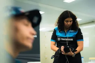 do-rio-ao-paddock:-a-brasileira-que-vive-a-rotina-da-motogp