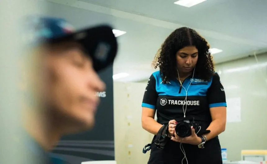 do-rio-ao-paddock:-a-brasileira-que-vive-a-rotina-da-motogp