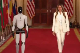 ‘primeiro-robo’:-melania-trump-desfila-com-robo-humanoide-em-evento-na-casa-branca;-video