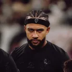 memphis-depay-e-denunciado-ao-stjd-por-usar-celular-no-banco-de-reservas-e-pode-pegar-gancho-de-seis-jogos