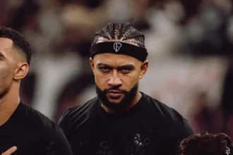 memphis-depay-e-denunciado-ao-stjd-por-usar-celular-no-banco-de-reservas-e-pode-pegar-gancho-de-seis-jogos