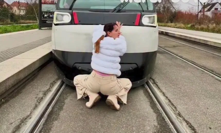 mulher-se-casa-com-bonde-e-revela-‘vida-intima’-com-o-veiculo;-veja-fotos