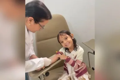 menina-de-6-anos-encara-exame-de-sangue-sorrindo-em-anicuns